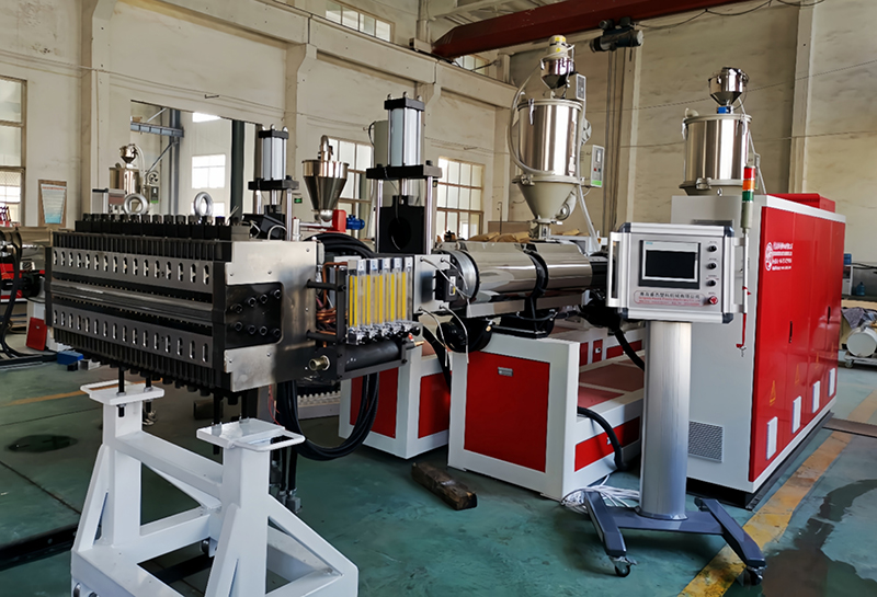 Peranan chillers industri ing mesin plastik